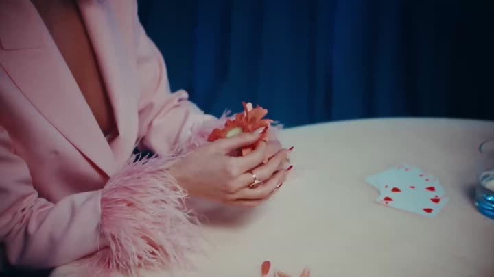 Μ' αγαπά, δεν μ' αγαπά!
